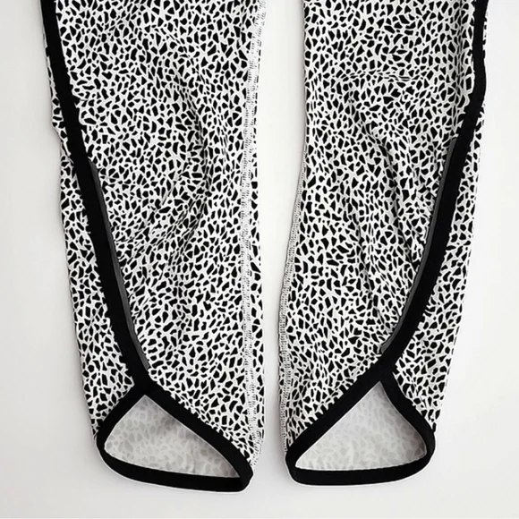 Lululemon Real Quick Tight Crops Miss Mosaic White Posey Black White Size 8 - Picture 4 of 14